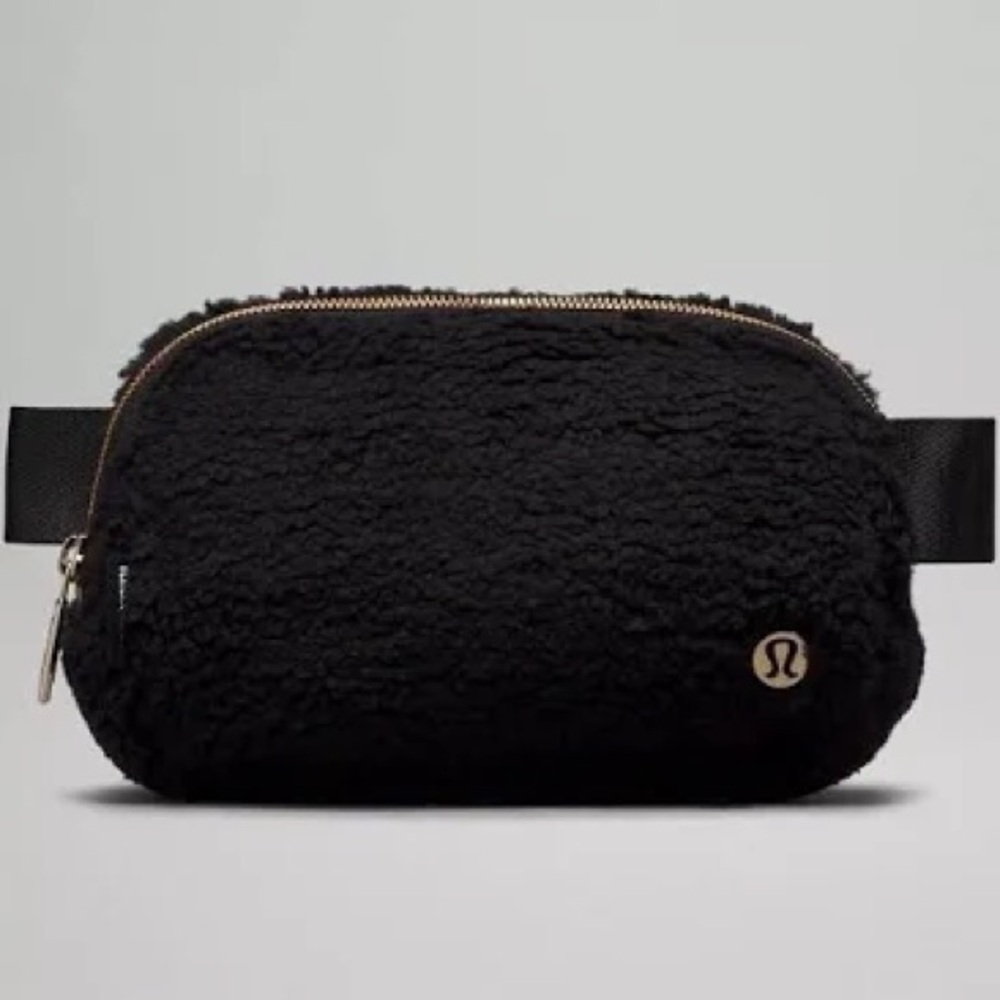 NWT Lululemon Fleece White Opal/Gold Hardware
Everywhere Belt Bag 1L brand new